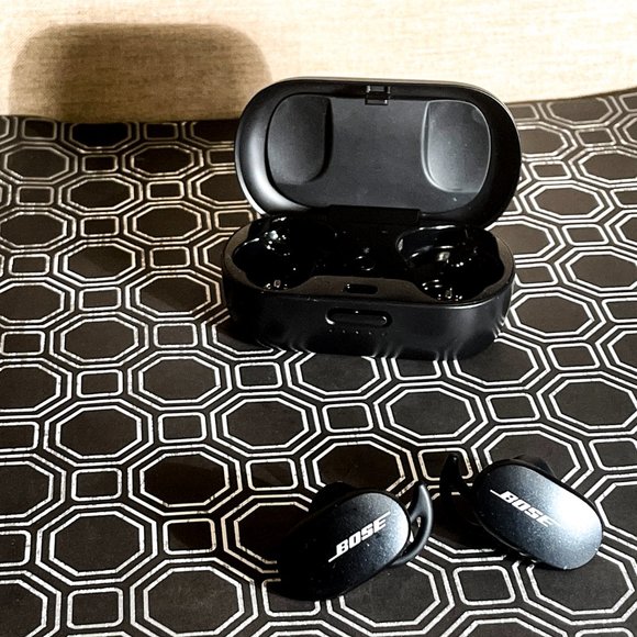 Bose QuietComfort Noise Cancelling True Wireless Bluetooth Earbuds - Picture 3 of 7